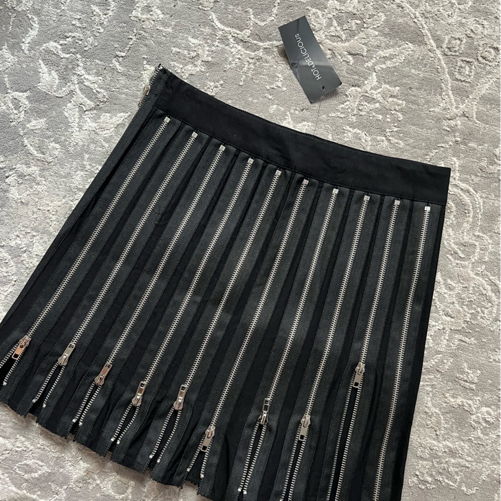 NWT ZIPPER SKIRT